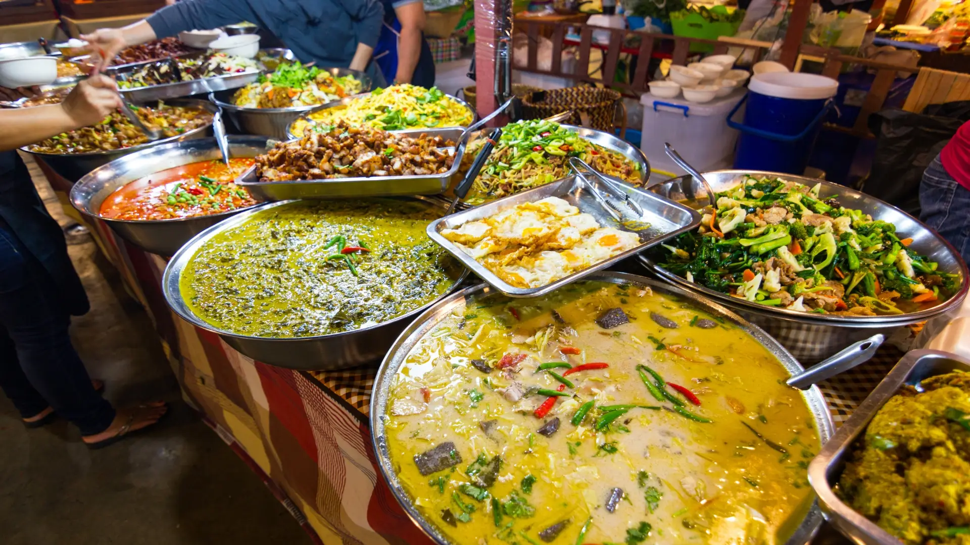 ร้านข้าวแกงที่มีอาหารหลากหลายชนิด เช่น แกง ผัด และเครื่องเคียงต่างๆ ซึ่งมีกาารใช้ผงชูรสเพิ่มความอร่อย