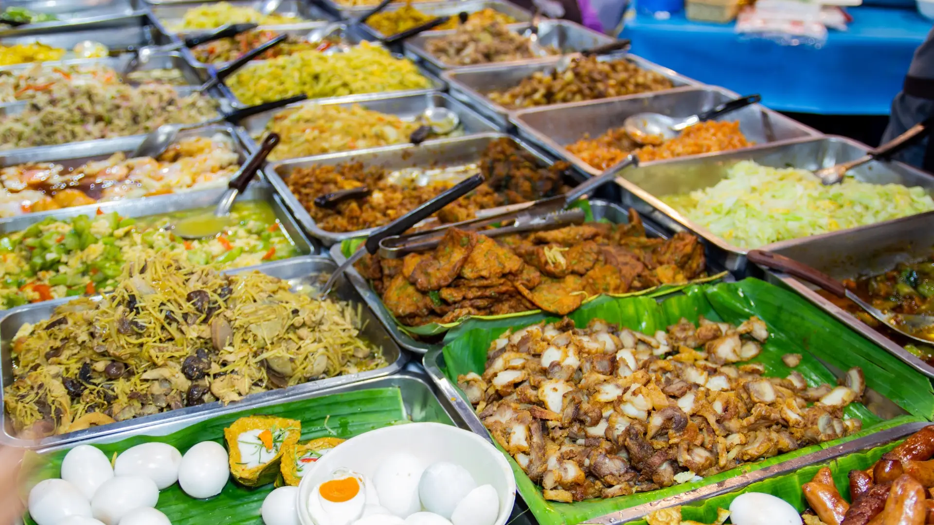 ร้านข้าวแกงที่มีอาหารหลากหลายชนิด เช่น แกง ผัด และเครื่องเคียงต่างๆ ซึ่งมีกาารใช้ผงชูรสเพิ่มความอร่อย