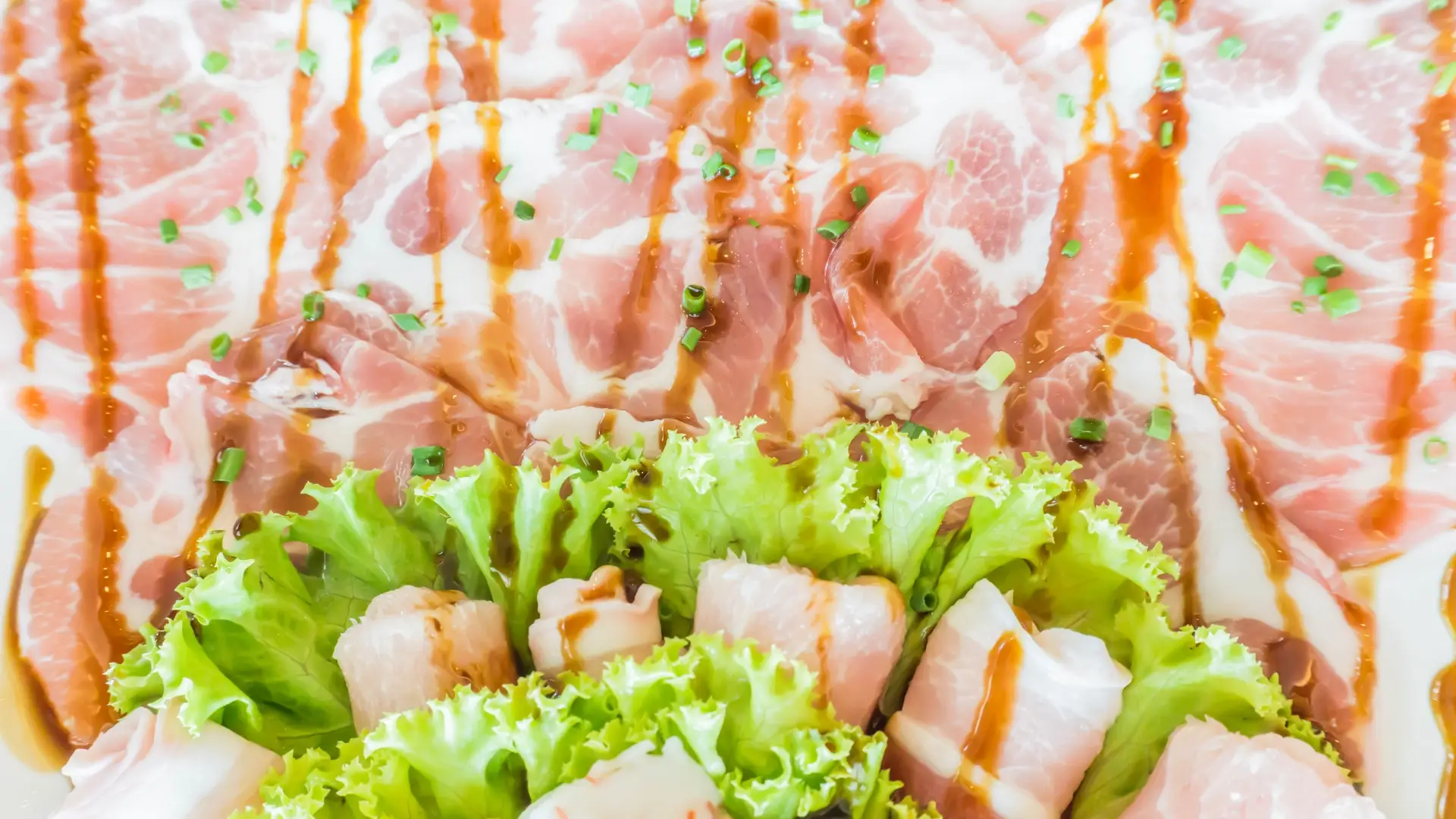 ชุดเนื้อหมูสไลด์สำหรับสุกี้ ประกอบด้วยหมูสามชั้นหรือเบคอนสไลด์บาง สื่อถึงความอร่อย และรสอูมามิ