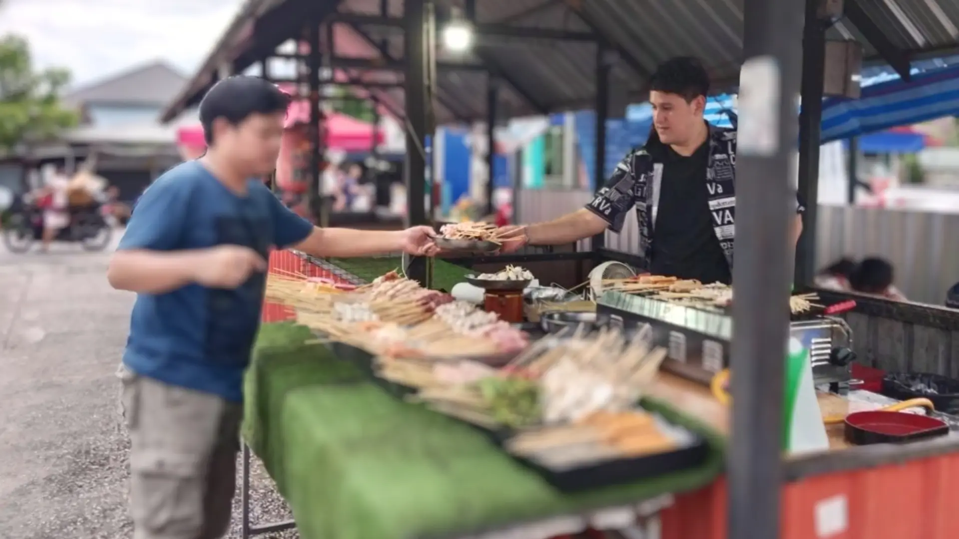 ร้านหม่าล่า มะหรั่งเมกันหัวใจหม่าล่า ดอยเขาควาย แสดงภาพเจ้าของร้านกำลังปิ้งหม่าล่า, ลูกค้ากำลังเลือกหม่าล่า, และหม่าล่าที่ปิ้งเสร็จแล้วในถาด
