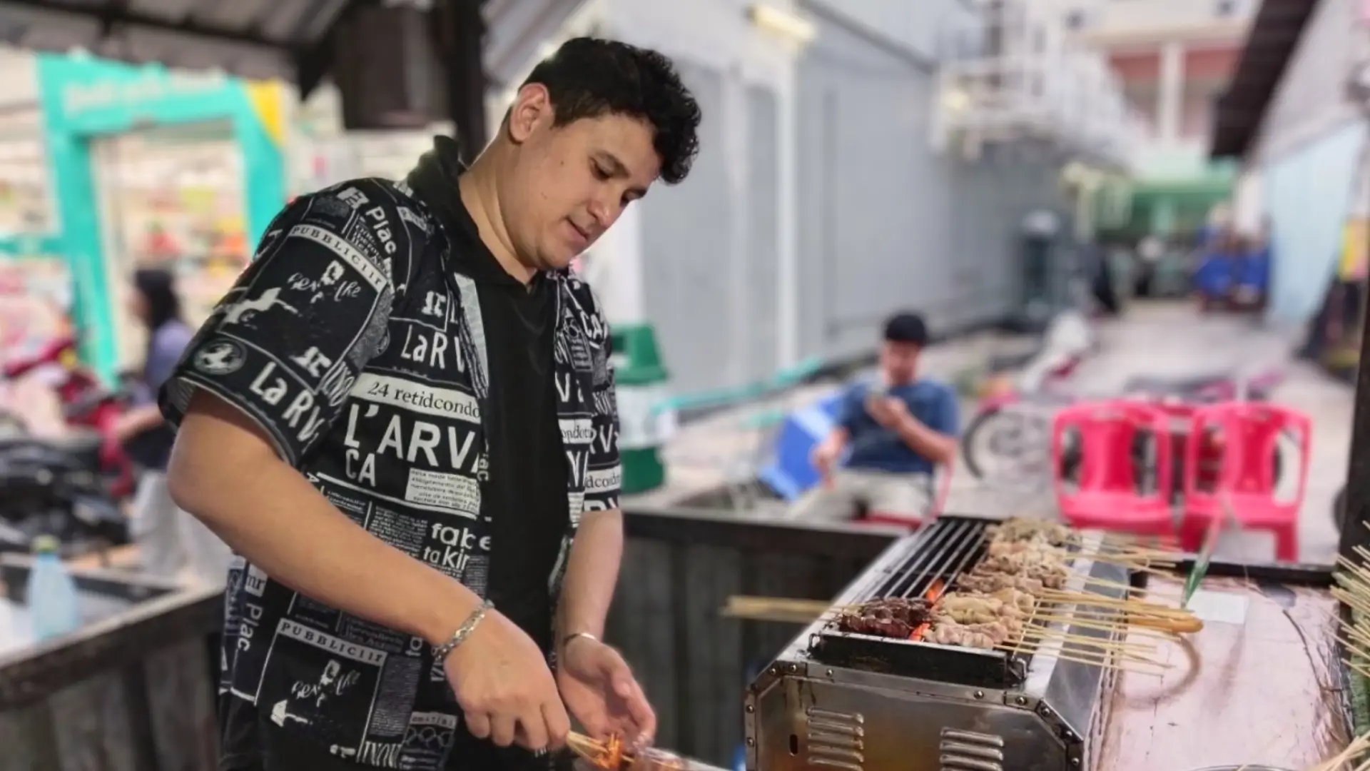 ร้านหม่าล่า มะหรั่งเมกันหัวใจหม่าล่า ดอยเขาควาย แสดงภาพเจ้าของร้านกำลังปิ้งหม่าล่า, ลูกค้ากำลังเลือกหม่าล่า, และหม่าล่าที่ปิ้งเสร็จแล้วในถาด