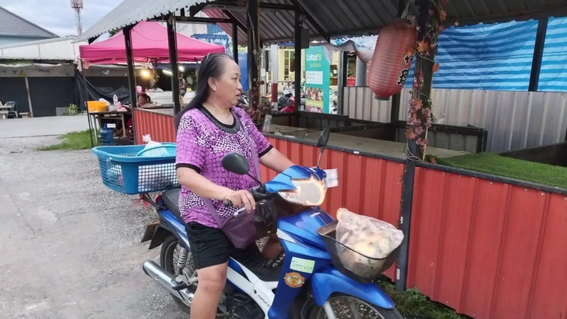 ลูกค้าขี่มอเตอร์ไซค์มาอุดหนุนร้านหม่าล่า มะหรั่งเมกันหัวใจหม่าล่า ดอยเขาควาย