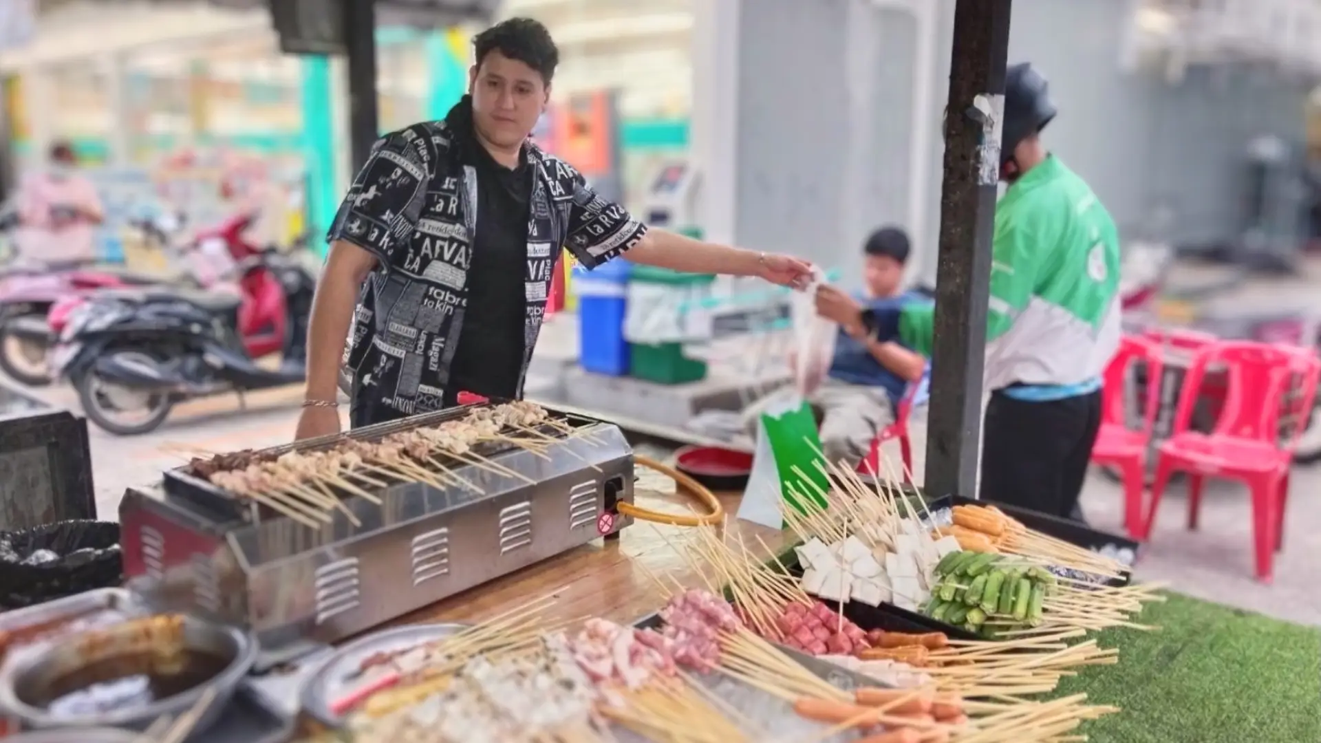 ร้านหม่าล่า มะหรั่งเมกันหัวใจหม่าล่า ดอยเขาควาย แสดงภาพเจ้าของร้านกำลังปิ้งหม่าล่า, ลูกค้ากำลังเลือกหม่าล่า, และหม่าล่าที่ปิ้งเสร็จแล้วในถาด